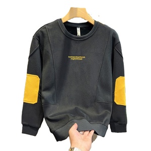 เสื้อสเวตเชิ้ตผู้ชายแฟชั่นฤดูใบไม้ร่วง-ฤดูหนาวแบบใหม่ ดีไซน์เก๋ไก๋ ตกแต่งด้วยผ้าขนปุย คอเสื้อหลวม ใส่ได้หลากหลาย สไตล์ลำลอง หล่อเท่ ผลิตจากผ้าฝ้าย 100% - Product Image 1