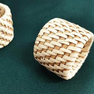 Servilleteros de ratán sostenibles personalizados de 4 piezas elegantes básicos hechos a mano, servilleteros de boda y fiestas hechas en Vietnam - Product Image 4