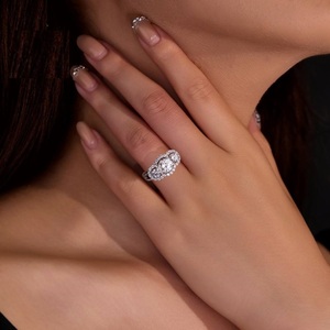 Anillo de Compromiso de Moissanita con Corte Brillante VVS1, Diseño de Flor con Halo de Tres Piedras, Engaste Pavé, Lujoso y Moderno, Anillo S925 - Product Image 2