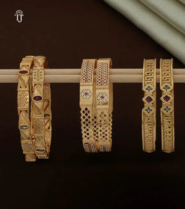 Juego de brazaletes dorados con diseño de cuerda retorcida. Joyería India minimalista y moderna. Disponible a precios mayoristas. - Product Image 1