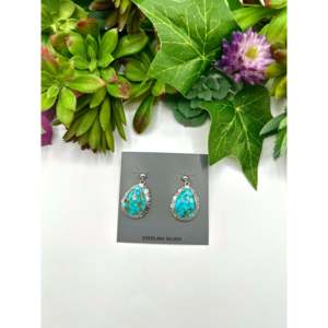 Pendientes Colgantes de Plata de Ley y Turquesa Kingman de Alta Calidad Hechos por Navajo con Diseño de Gota de Agua - Product Image 1