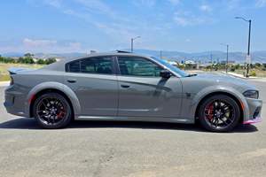 Charger SRT Hellcat Widebody Jailbreak 2023 ~5 100 milles, moteur Hemi V8 suralimenté de 717 ch, gris Destroyer, peu modifié - Product Image 3