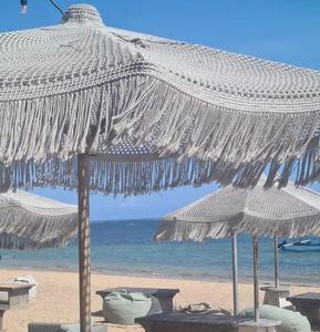 Parasol de plage bohème à double pliage avec cadre en bois en macramé fait main en gros 2025 avec des glands Utilisation manuelle en extérieur - Product Image 1