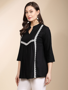 เสื้อคุर्ติสสำเร็จรูปผ้าเรยอนเนื้อหนาแบบขายส่ง แต่งระบายจีบหรูหรา สไตล์ตะวันตก เหมาะสำหรับฤดูร้อน พร้อมลวดลายปักสุดพิเศษ - Product Image 3