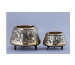 Florero metálico de diseño premium con forma única y nuevo patrón para ideas de decoración modernas para precio de venta de exportación - Product Image 1