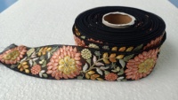 Rubans floraux brodés noirs sur mesure avec des fleurs multicolores idéales pour les concepteurs de robes idéaux pour la revente