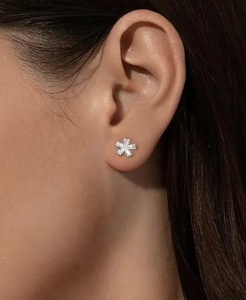 Pendientes de tuerca de flor de diamante con diseño de corona delicada de oro de 14 quilates, regalos de aniversario de diamantes cultivados en laboratorio certificados por GIA para ella - Product Image 3