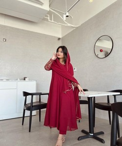 Recién llegado, ropa tradicional, Vestido largo con trabajo lleno de bordado, precio más bajo, mercado, Surat, Gujarat, ropa étnica india, étnica - Product Image 1