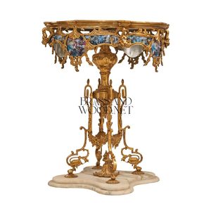 Mesa Auxiliar Redonda de Lujo con Tapa de Mármol, Pedestal de Latón Antiguo Ornamentado y Paneles de Porcelana Estilo Sevres Pintados a Mano - Product Image 3