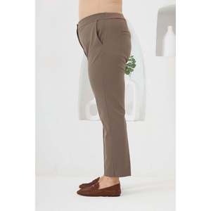 Pantalon en tissu grande taille avec taille élastique et mini fentes, couleur vison - Product Image 2
