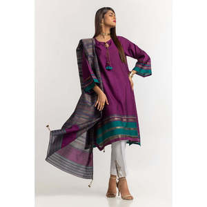 เสื้อเชิ้ตผ้าไหมย้อมสีพร้อมพู่สีม่วงแดงประดับตกแต่งและผ้าคลุมไหล่แบบสามส่วนพร้อมแขนเสื้อสามส่วน - Product Image 2