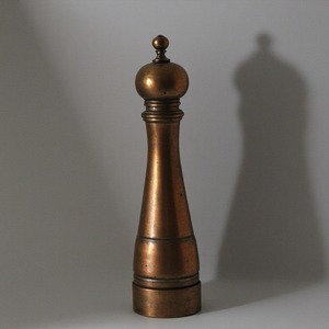 Moulin à poivre et shaker en laiton de qualité supérieure avec finition dorée brillante Artisan Crafted offrant un accent décoratif - Product Image 1