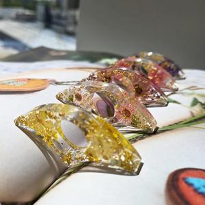 Support de page de livre en résine, poignée pour les doigts, accessoire de lecture durable et confortable, parfait pour les livres, les documents d'étude, les journaux et les romans - Product Image 2