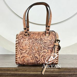 Petit sac de sport personnalisé en cuir repoussé à la main pour hommes et femmes Mini sac de sport d'extérieur en cuir véritable de haute qualité - Product Image 1