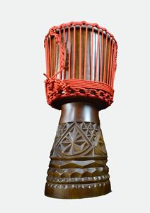 Djembe SOLOBEAT Hecho a Mano, Tallado a Mano, de 10 Pulgadas, de Caoba, con Parches de Piel de Oveja y Cámara de Madera de Abedul, Profesional - Product Image 2
