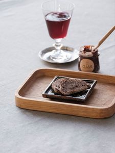 Bandeja de servicio de madera de estilo minimalista con líneas elegantes acabado pulido natural para servir en el comedor de la cocina moderna - Product Image 2