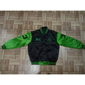 Chaqueta deportiva de equipo personalizada al por mayor, chaquetas de alta calidad personalizadas con cuello levantado bordado de satén para hombre de béisbol Varsity - Product Image 1