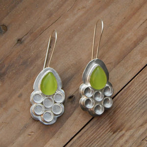 Boucles d'oreilles élégantes en laiton plaqué argent avec pierres précieuses Monalisa scintillantes pour fête ou cadeau - Product Image 1