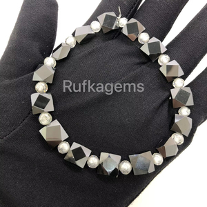 Cuentas de moissanita con forma de fantasía negra y cuentas de diamantes redondas blancas de 5,50 MM hechas a mano para joyería de moda otra pulsera - Product Image 1