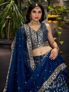 Impresionante azul Dola seda Jacquard Lehenga Choli conjunto intrincado plata Zari Floral brillo para fiestas - Product Image 2