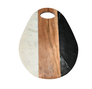 Planche à découper personnalisable en bois et marbre avec recettes familiales gravées et parfaites pour créer des héritages familiaux chéris - Product Image 5