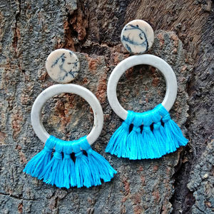 Boucles d'oreilles en résine faites à la main avec pompon |   Boucles d'oreilles bohèmes avec des glands en coton bleu |   Bijoux en résine légère aux couleurs personnalisées - Product Image 2