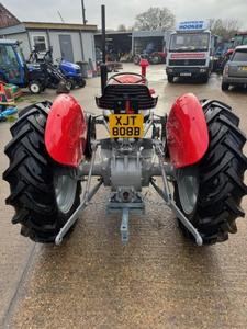รถแทรกเตอร์มาสซีย์เฟอร์กูสันสีแดง สำหรับเครื่องยนต์ 2WD ระบบเกียร์ขับเคลื่อน 20 แรงม้า กล่องเกียร์ ระดับความปลอดภัยสูง รับประกัน 4 ปี - Product Image 5