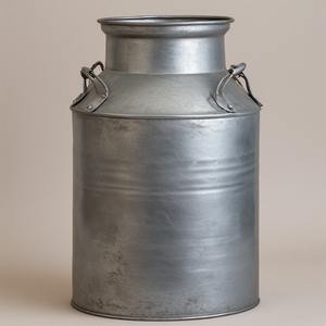 Bidon de lait galvanisé antique fabriqué à la main classique avec une forme durable idéale pour les cuisines maisons jardin extérieur et style de ferme - Product Image 1