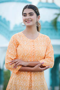 Kurti corto de algodón con estampado floral naranja para mujer, con cuello redondo y mangas 3/4, elaborado en tela suave y transpirable. - Product Image 5