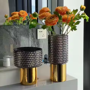 Florero de Metal moderno hecho a mano con acabado antiguo diseño único para sostener flores decorativas por decor Impex - Product Image 6