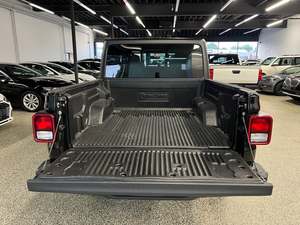 Jeep Gladiator Overland 2023 d'occasion, en parfait état, faible kilométrage, en stock, offert à un prix incroyable, à ne pas manquer - Product Image 6