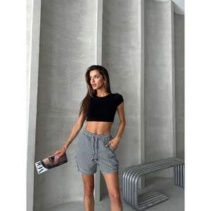 Shorts noirs à carreaux pour femmes Topshow avec lacets latéraux – Produit en gros - Product Image 3