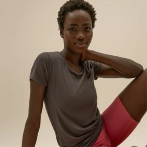 T-shirt en bambou biologique de qualité supérieure pour femme | Vêtements écologiques | Doux, antibactérien et confortable pour une utilisation toute la journée - Product Image 2