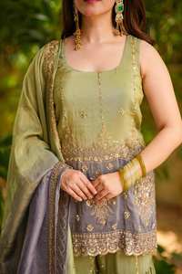 ชุดชาราราผ้าไหมหรูหราในโทนสีอ่อนนุ่ม พร้อมงานปักและประดับเลื่อมอย่างประณีต สไตล์บอลลีวูดสำหรับงานปาร์ตี้ - Product Image 3