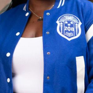 Blouson aviateur Varsity bleu avec vêtements d'extérieur de style sororité à rayures blanches pour des vêtements de vie grecs élégants et de la chaleur - Product Image 5