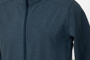 Abrigo Softshell térmico de alto rendimiento elegante, flexible y duradero para exploradores urbanos hecho en Pakistán - Product Image 2