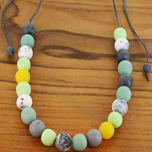 Collar de Resina Hecho a Mano con Tema de Amor para Mujer de la India - Joyería de Moda Moderna con Diseño Personalizable de Alta Calidad - Product Image 1