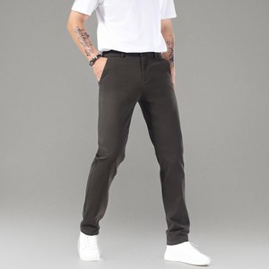 Pantalon chinos pour hommes Trim Fit fabriqué avec un tissu en mélange de coton respirant stretch et lignes épurées Porter tous les jours un pantalon chino pour hommes - Product Image 4