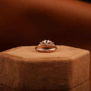 Anillo de compromiso clásico con diamantes de corte almohada de 1.20 TCW, diamantes de corte sal y pimienta, y diamantes en racimo de corte pera y baguette, certificado IGI - Product Image 3