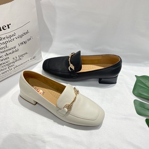 Mocassins plats en cuir PU pour femmes élégantes et classiques avec chaussures à enfiler en métal - Product Image 1
