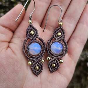 Boucles d'oreilles chandelier vintage traditionnelles en laiton plaqué or avec petites perles, cadeau mignon pour femme, fil multicolore - Product Image 2