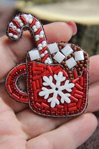 Broche pour femme en forme de renne avec couronne, faite à la main avec des perles Miyuki et des perles facettées, brodée à la main, au prix direct d'usine - Product Image 6