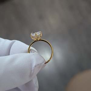 Anillo de Compromiso con Diamante de Laboratorio Hexagonal de 1.10 Quilates Certificado por IGI, Oro Ético con Halo Oculto DEF VVS - Product Image 5