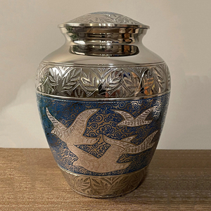 Urne de crémation Cendres humaines Ange Colombes Urne en laiton Rentrer à la maison Urne commémorative de crémation pour adultes gravée à la main Exportation en gros - Product Image 1