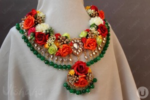 Parure de bijoux faite à la main en perles multicouches et fleurs artificielles Mayo, avec coquillages cauris, collier/boucles d'oreilles/bracelet pour mariage islamique ou Mehndi - Product Image 2