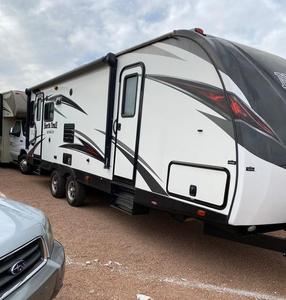 Autocaravana Moderna con Remolque de Viaje, Color Rosa Acero Inoxidable, Capacidad para 6 Personas, Diseño Confortable - Product Image 1