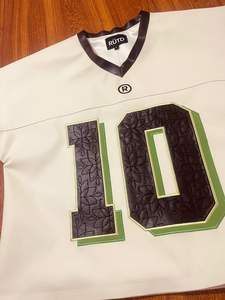 Camiseta de Fútbol Oversize con Cuello en V, Logotipo y Número Personalizados Impresos en Relieve, Calidad Premium, Servicio OEM, Técnica de Lavado - Product Image 2