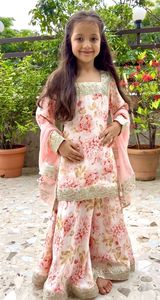 Haut à manches longues pour enfants, sharara, dupatta, soie chinon lourde, broderie, séquence, avec impression numérique - Product Image 3