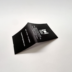 Matériau recyclé Ruban de satin noir Impressions blanches Étiquette principale de lavage de soin de haute qualité avec logo de marque Nom Étiquette de vêtement - Product Image 6