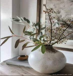 Petit vase en céramique à motif floral bleu, aspect antique vieilli. Charmant décor à la maison, disponible aux prix de gros. - Product Image 2